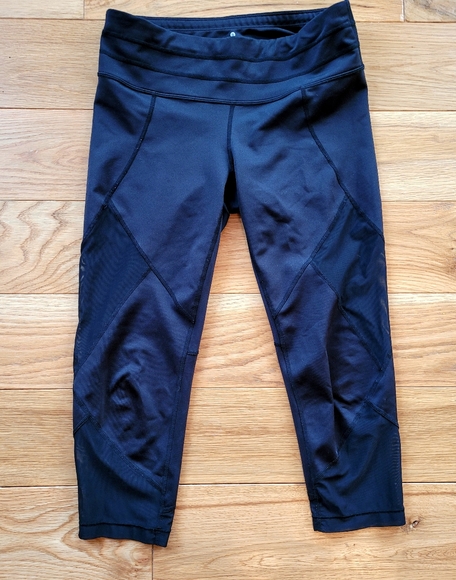 Athleta Black Aura Sonar Mesh Capri - Picture 3 of 5